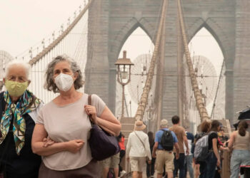 Humo asfixia el noreste de EE.UU. con millones de ciudadanos en alerta por el aire