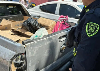 Descubren 100 kg de mariguana a pareja que invadió carril del Metrobús