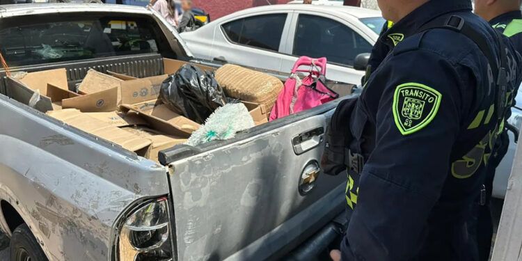 Descubren 100 kg de mariguana a pareja que invadió carril del Metrobús
