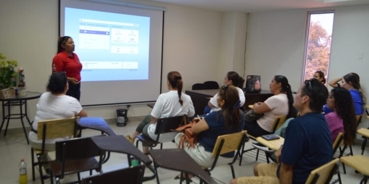 Coordinación de Protección Civil brinda capacitación en primeros auxilios a madres con hijos autistas