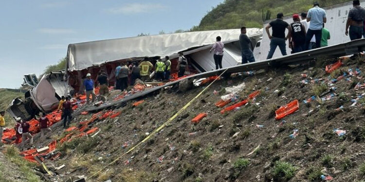 Volcadura de tráiler termina en rapiña de los automovilistas en la carretera Los Mochis-Navojoa