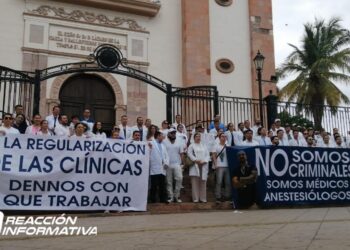 Médicos de Culiacán marchan en apoyo al Dr. Aguirre, pide se retire la carpeta de investigación en su contra por posesión de fentanilo