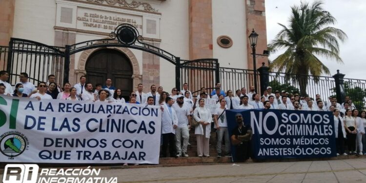 Médicos de Culiacán marchan en apoyo al Dr. Aguirre, pide se retire la carpeta de investigación en su contra por posesión de fentanilo