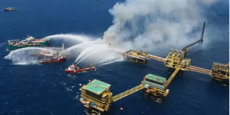 Pemex Estima Pérdida de 700 Mil Barriles de Petróleo tras Incendio en Plataforma