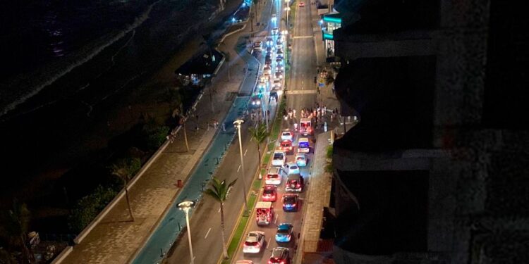 … Y todo por la luz y el agua; así fue el bloqueo de turistas sobre el malecón en Mazatlán