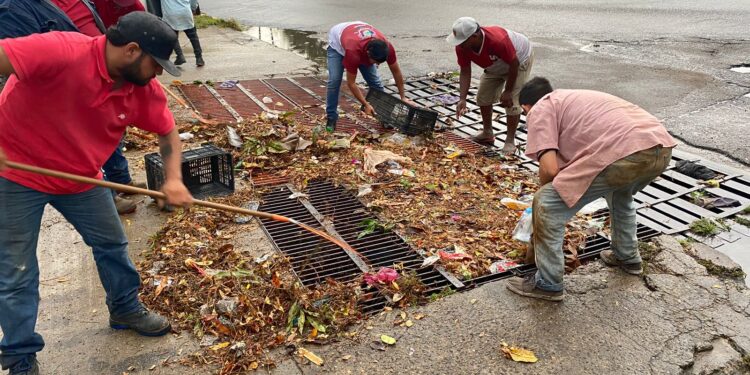 Tras lluvia del sábado, Servicios Públicos realiza intensa jornada de limpieza