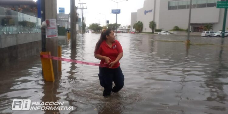 Gobierno de Mazatlán actuará con cierre de vialidades para evitar que automóviles se pierdan por inundaciones