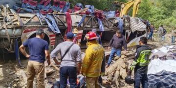 Volcadura de autobús en carretera Magdalena Peñasco, Oaxaca deja al menos 27 muertos
