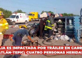 Familia es impactada por tráiler en carretera Mazatlán-Tepic; cuatro personas heridas