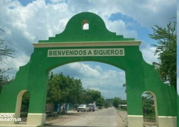 Alcalde de Mazatlán se compromete a gestionar el arreglo de la carretera que va de villa Unión a Siqueros