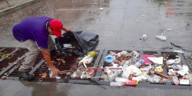 1.5 toneladas de basura recolecta servicios públicos la noche de ayer