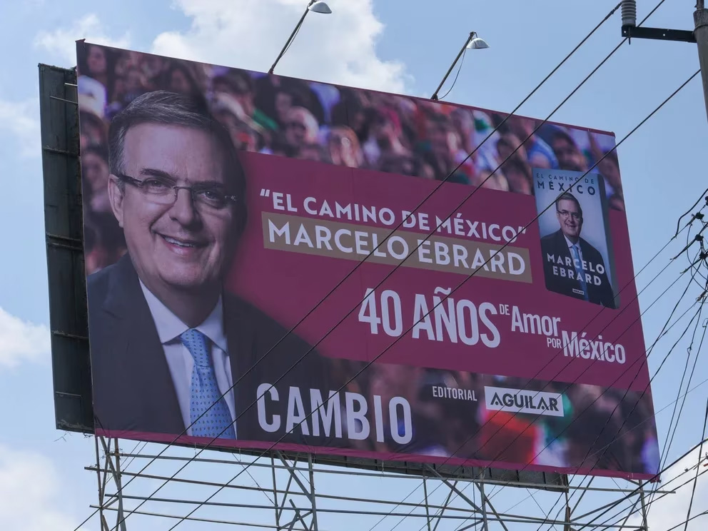 Espectaculares que anuncian el más reciente libro de Marcelo Ebrard. Foto: Cuartoscuro