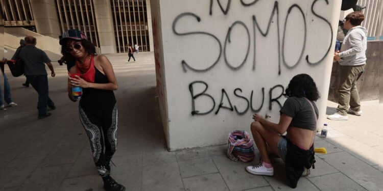Activistas protestan en CDMX contra las políticas de “limpieza social” contra trabajadores sexuales y feministas