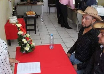 Compadres se enamoran, dejan a sus esposas y deciden casarse