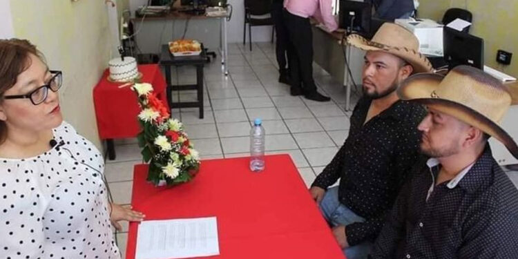 Compadres se enamoran, dejan a sus esposas y deciden casarse