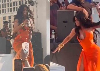 Cardi B le lanza el micrófono a uno de sus fans durante concierto en Las Vegas
