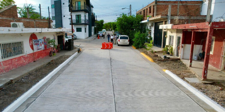 Vecinos de la Sánchez Celis hacen realidad su sueño al recibir la pavimentación de la calle Francisco Solís
