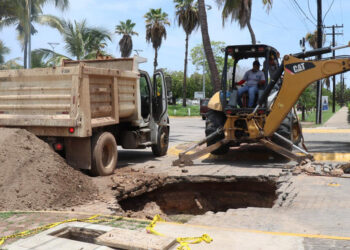 Inicia JUMAPAM proceso para reparar el socavón en la Sábalo Cerritos