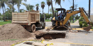 Inicia JUMAPAM proceso para reparar el socavón en la Sábalo Cerritos