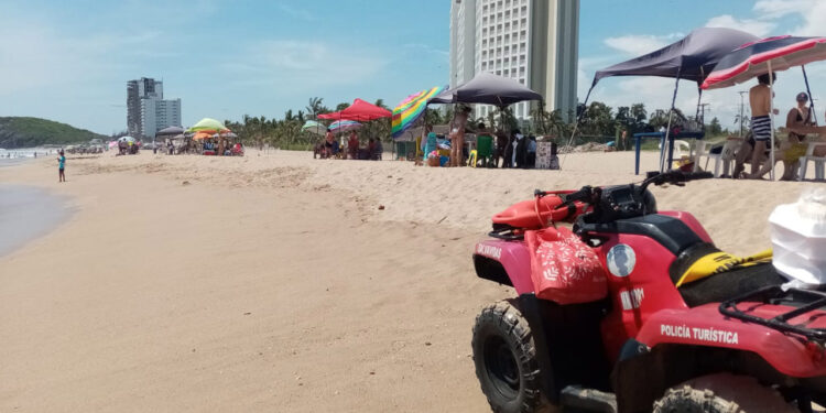 Elementos de la Policía Acuática ponen a salvo a cinco personas con dificultad para poder salir del mar