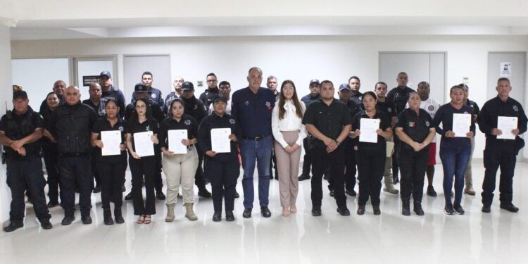 Gobierno Municipal y Secretaría de Seguridad Pública entregan reconocimientos e incentivos a 23 policías municipales
