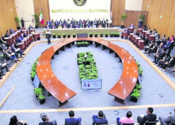 AMLO suma 5 regaños del INE en un mes