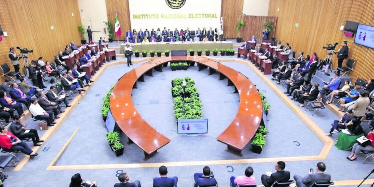 AMLO suma 5 regaños del INE en un mes