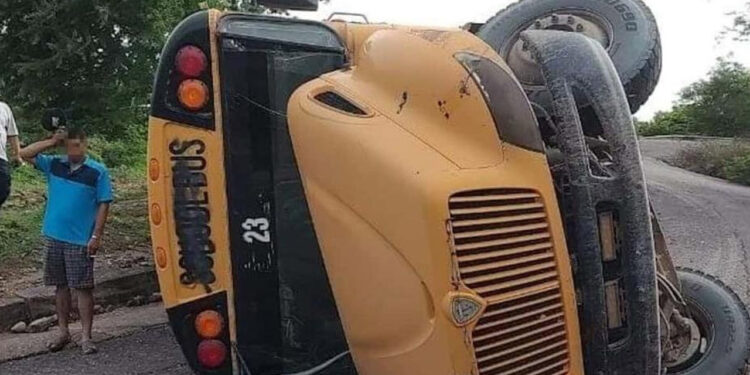 Volcadura de camión en El Rosario deja 52 personas heridas