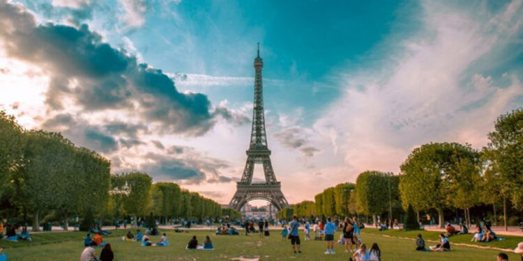 Violación de turista mexicana en París: liberan a los dos detenidos por el caso