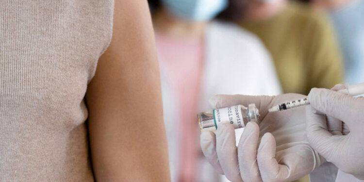 Vacunación contra covid-19 iniciará en octubre junto con campaña de influenza