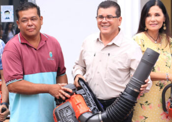 Alcalde de Mazatlán entrega equipo de trabajo a Servicios Públicos