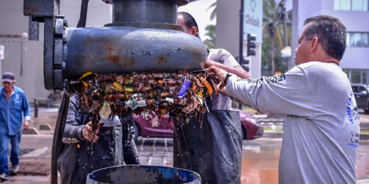 Por acumulación de basura, cárcamo pluvial de Conapesca baja su rendimiento; Obras Públicas ya trabaja en limpieza