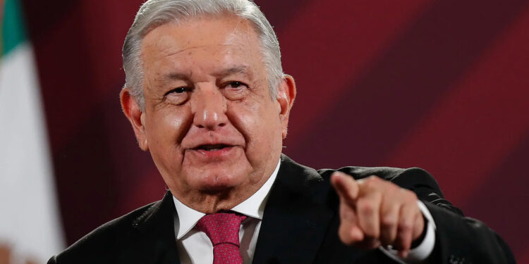 Oposición acusa a López Obrador de espionaje y de intervenir en el proceso electoral