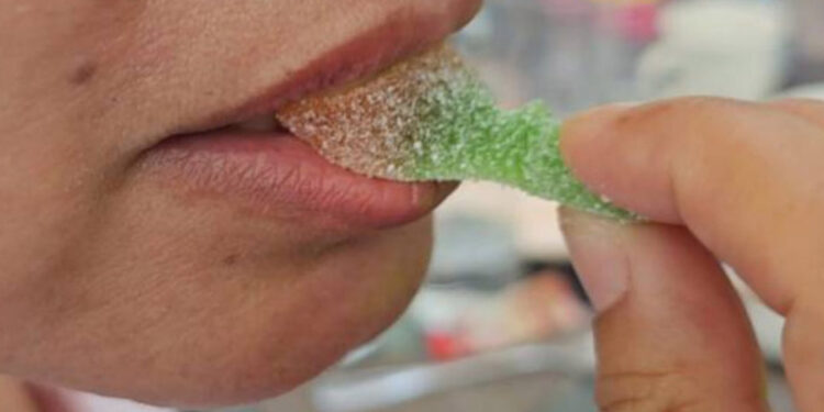 Joven es drogada por compañera de trabajo con gomita de dulce que tenía fentanilo