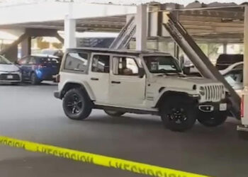 Asesinan a balazos a empresario hotelero frente a su familia en plaza de Tijuana