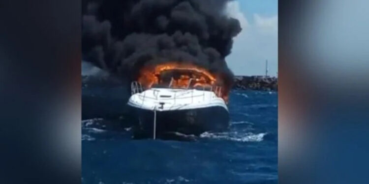 Yate se incendia en Yucatán y tripulantes se lanzan al mar para salvar sus vidas
