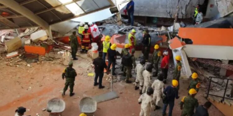 El techo de una escuela colapsa en Ciudad Victoria, Tamaulipas; rescatan a 3 personas