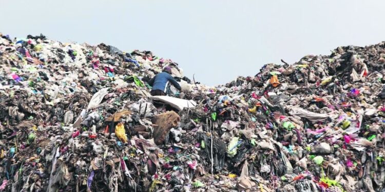 Deslizamiento de toneladas de basura en relleno sanitario de Tepatlaxco sepulta a cerca de 10 personas