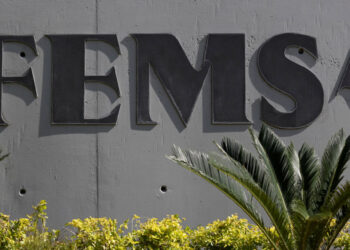 Las bebidas y botanas impulsan las ganancias de Femsa en un trimestre caluroso