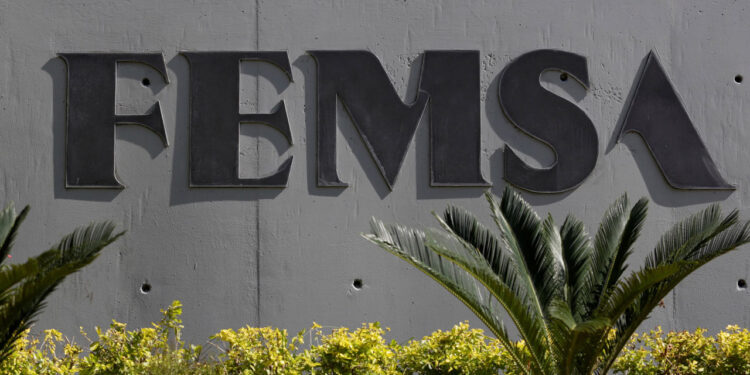 Las bebidas y botanas impulsan las ganancias de Femsa en un trimestre caluroso