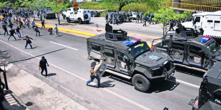 Funcionario de Segob entre los retenidos por manifestantes afines a “Los Ardillos” en Chilpancingo: SSPC