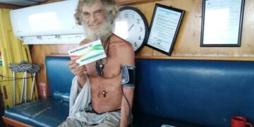 Náufrago australiano y su perrita rescatados por buque de atún llegan a puerto de Colima