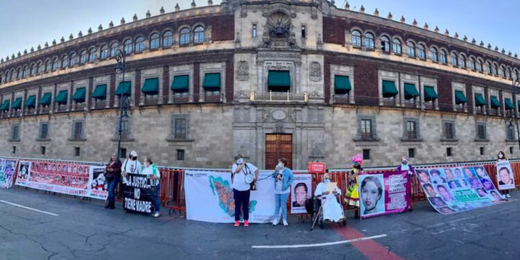 Candil de la calle… AMLO recibe a madre buscadora de Argentina, pero no atiende a mexicanas