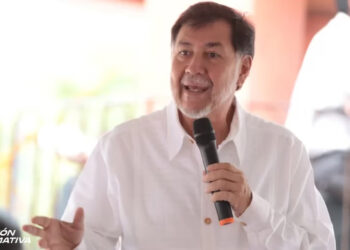 Gerardo Fernández Noroña, durante una "asamblea informativa" en Chalco, Estado de México. Foto: Twitter, @fernandeznorona