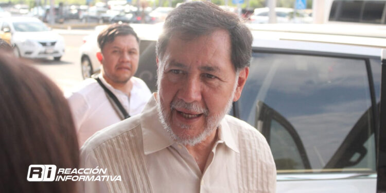 Entre gritos y aplausos Gerardo Fernández Noroña arriba a Mazatlán