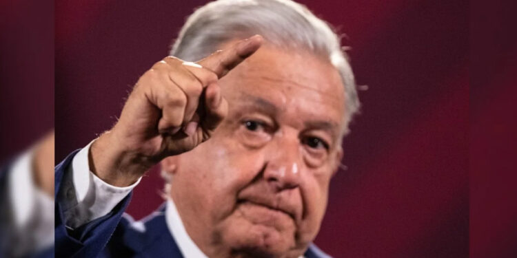 AMLO ‘da jalón de orejas’ a corcholatas: llama a no contratar espectaculares