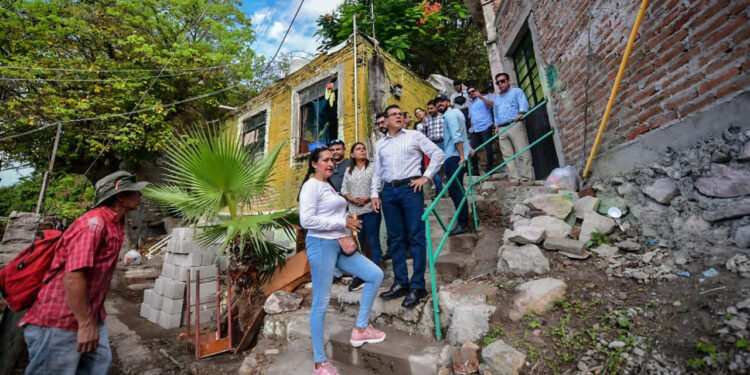Edgar González visita zona vulnerable del Cerro de la Nevería