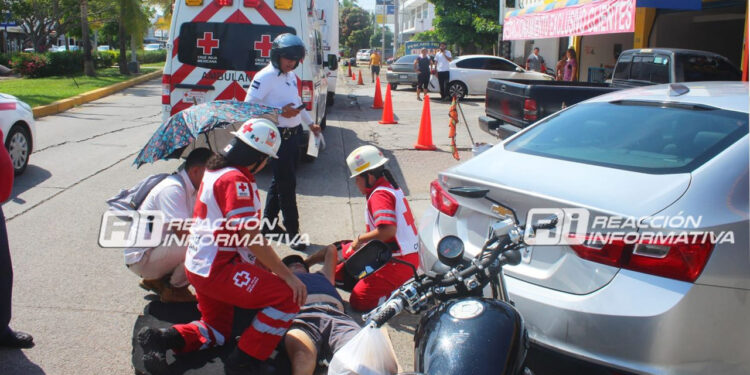 Motociclista es atropellado por camión urbano en la colonia Francisco Villa