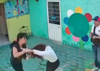 Entregan a abuelos paternos a hijo de pareja que golpeó a profesora en Cuautitlán Izcalli