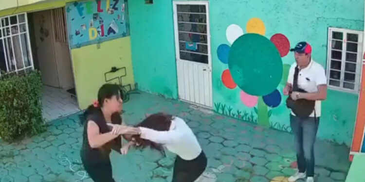 Entregan a abuelos paternos a hijo de pareja que golpeó a profesora en Cuautitlán Izcalli